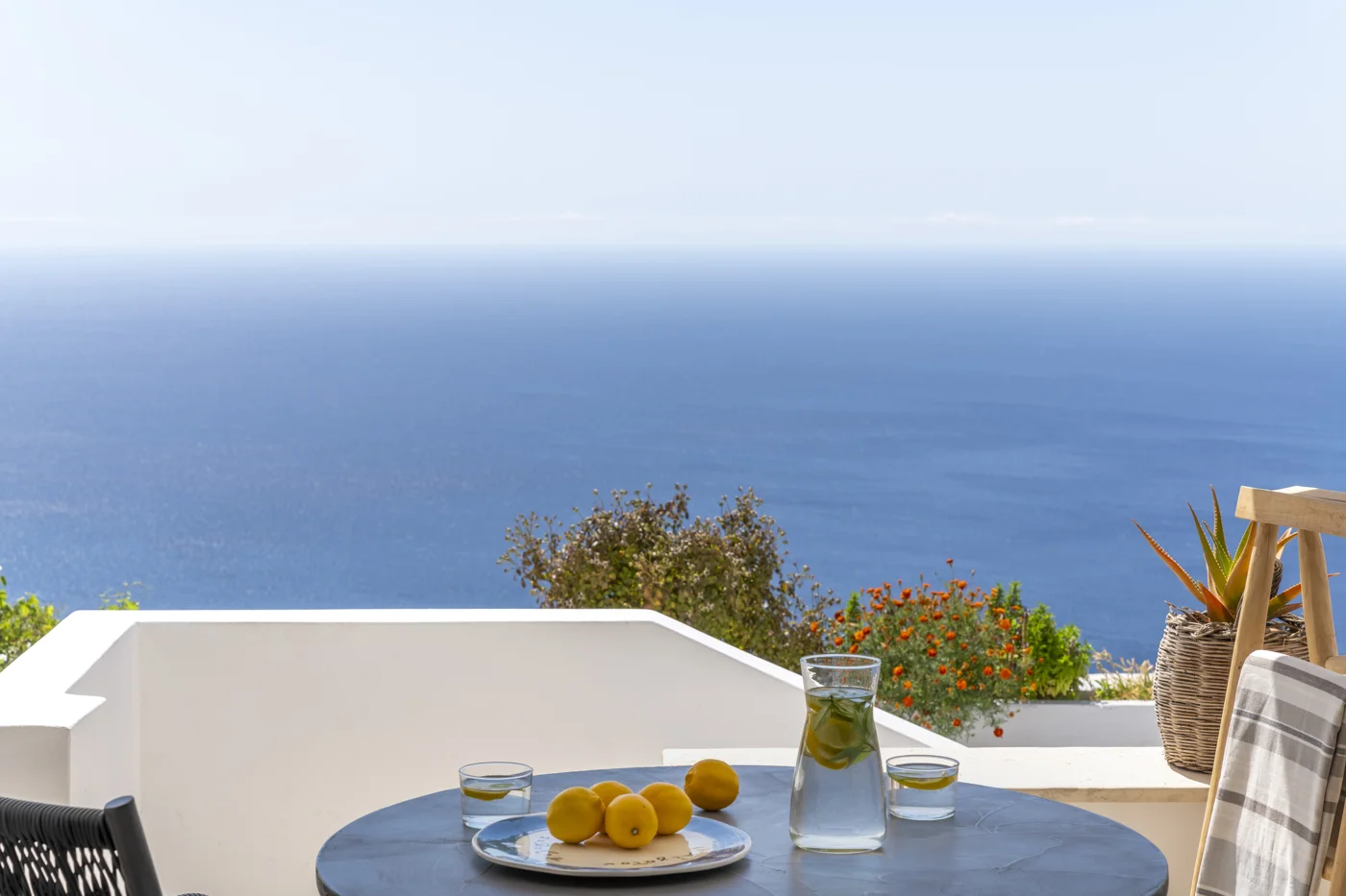 Τραπέζι στη βεράντα με θέα στη θάλασσα